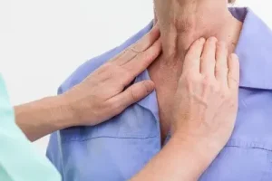 به راحتی کم کاری تیروئید خود را در خانه تشخیص دهید + علائم و روش درمان