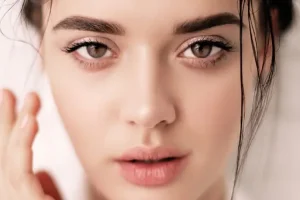 چطوری پوست صاف و شفاف داشته باشیم؟ | ترفندهای رایگان و معجزهآسا برای داشتن پوست صاف و شیشهای