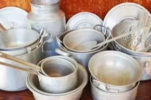 نکات خانه داری | با آسان ترین و بی دردسرترین روش ممکن ظروف روحی سیاه شده را مثل روز اول سفید کنید