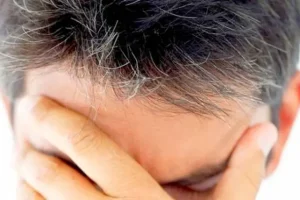 رفع سفیدی مو فقط با یک برگ | سفیدی مو خودتان را با برگ این میوه تار و مار کنید