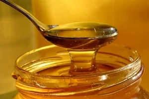 یک ترفند عالی برای اینکه عسل به ظروف نچسبد | شستشوی راحتر ظروف عسل با این ترفند