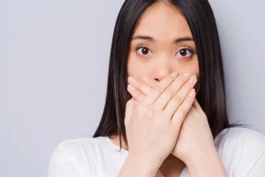 هر کاری میکنی بازم دهنت بو میده؟ | با این ترفندها بدون هزینه برای همیشه دهن خوشبو داشته باش