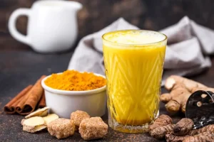 قبل خواب این نوشیدنی با زردچوبه را بخورید و در کمترین زمان معجزه اش را ببنید + پاکسازی کبد و خواب راحت بدون دارو