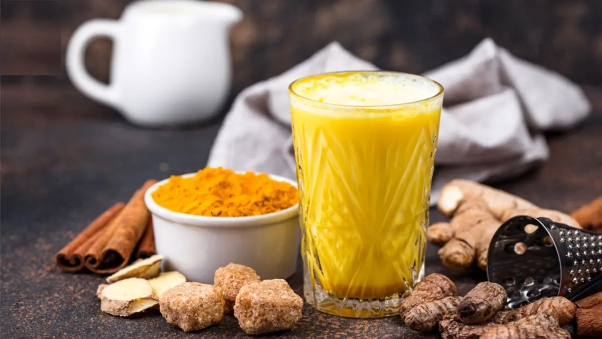 قبل خواب این نوشیدنی با زردچوبه را بخورید و در کمترین زمان معجزه اش را ببنید + پاکسازی کبد و خواب راحت بدون دارو