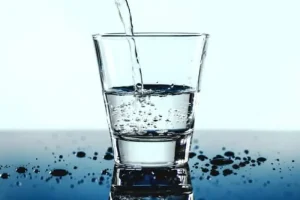 پاکسازی کامل بدن، بهبود گردش خون، آرامش اعصاب و درمان یبوست فقط و فقط با نوشیدن یک لیوان آب ولرم ناشتا