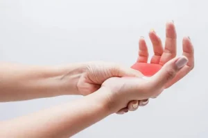 هشدار جدی | اگر دست و پاهاتون بیش از حد خواب میره نشانه این بیماری خطرناکه + راه درمان خانگی