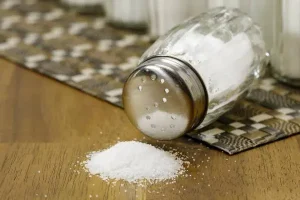 خوردن آب نمک با معده خالی و این همه خاصیت