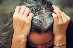 برای جلوگیری از سفید شدن مو چی بخوریم | فرمول طلایی برای اینکه دیگه موهات سفید نشه