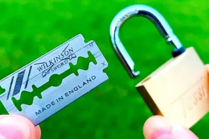 نکات خانه داری | با یک تیغ اصلاح هر قفلی رو میخوای باز کن + فیلم آموزشی
