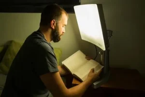 روزی ۳۰ دقیقه مقابل این لامپ ها قرار بگیرید افسردگی پاییزی درمان می شود