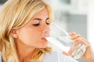 اگر یک هفته ناشتا آب و آبلیمو بنوشیم این اتفاقات در بدن مان می افتد! | معجزه یک هفته ای را امتحان کنید