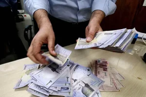 خبر شوکه کننده از کاهش 30 درصدی حقوق کارمندان | این گروه از کارمندان از ماه آینده حقوق کمتری دریافت میکنند