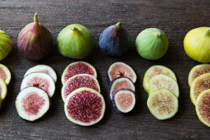 این میوه سرشار از ویتامین‌ها و مواد معدنی از جمله کلسیم، منیزیم، مس، روی، منگنز، آهن و پتاسیم است