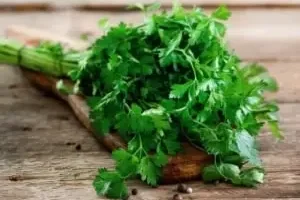 جوشانده این سبزی فواید بی شماری دارد | از دفع سنگ کلیه تا لاغری