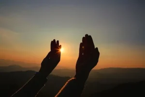دعایی که هر صبح بخوانید همه حاجات شما برآورده خواهد شد و به همه خواسته های آن روزتان میرسید