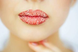 چرا تو پاییز و زمستون لب هامون خشک میشه؟ | بیا اینجا تا راه حل حل شدن این مشکل برای همیشه رو بهت بگم