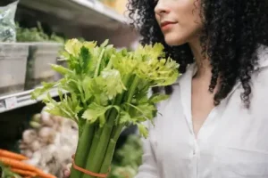 این سبزی برای کنترل وزن به کمک شما می آید