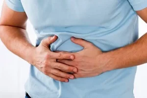 اگر با نفخ تان این علائم را دارید سریع به دکتر بروید