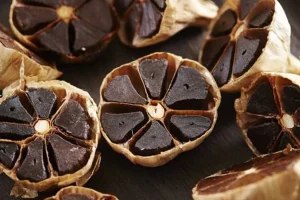 این سبزی سیاه و پرخاصیت را اینگونه مصرف کنید کبد چرب درمان و چربی شکمی آب می شود