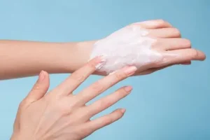 از بین بردن خشکی پوست دست توسیم ثانیه | 5 راهکار برای خداحافظی با دست‌ های خشک