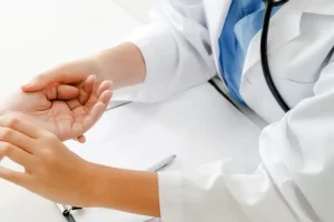 اگه کف دستت این شکلی شد بدون بیماری کبدی داری | وقتی دست های شما نشانه های بیماری کبد دارند