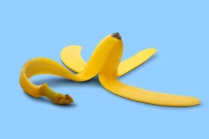 میخوای ظرفا و قابلمه هاتو بدون بشور و بساب و مواد شیمیایی تمیز کنی؟ | بیا اینجا تا راهشو با یک پوست موز بهت نشون بدم + فیلم آموزشی
