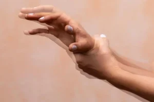 اگر بدن تان بی دلیل می لرزد بخوانید + درمان بدون دارو