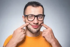 اگر فرد مقابل شما این رفتارها را دارد در حال پنهان کردن غمش است!