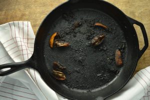 با این ترفند طلایی قابلمه سوخته خودت رو به یک قابلمه نو تبدیل کن