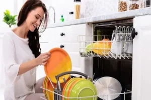 با ترفند ظرفارو تو ماشین بچین تا هم بیشتر جا بشن هم انرژی کمتری مصرف کنی