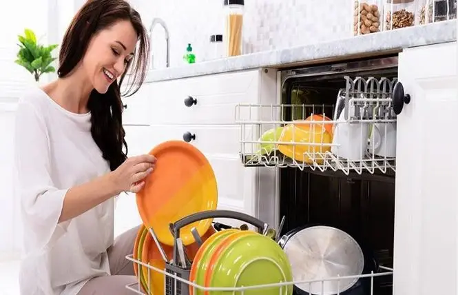 با ترفند ظرفارو تو ماشین بچین تا هم بیشتر جا بشن هم انرژی کمتری مصرف کنی