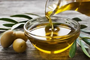 با روغن زیتون کارای خونرو سریع تر انجام بده | کاربردهای طلایی روغن زیتون در امور خانه درای
