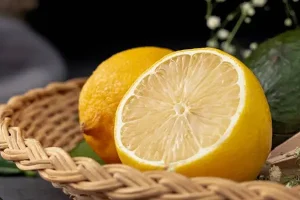 این میوه باعث کاهش سرفه و گلودرد، ، تقویت سیستم دفاعی و کاهش دردهای مفصلی می شود