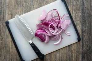 تو سه سوت بوی بد پیاز رو از روی چاقو و کارد خونه از بین ببر | ترفندایی که کمتر کسایی میدونن