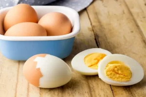 با این ترفندی که کمتر کسی میدونه تخم مرغ رو بدون شکستن آب پژ کن