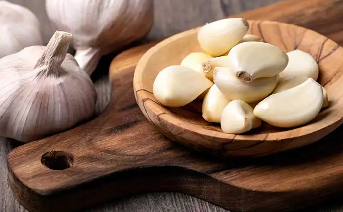 این ماده خوراکی بوی سیر و فوری از بین میبره | ترفند فوری برای از بین بردن بوی سیر از دهان