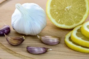این معجون کار تمام دکترهای قلب و عروق رو کساد کرده | طرز تهیه معجون طلایی سیر به همراه این میوه + ویدیو