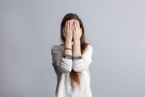 آدم خجالتی و کم رویی هستی و اذیتی از این موضوع؟ | بیا اینجا تا بگم چطوری از این حس خلاص شی