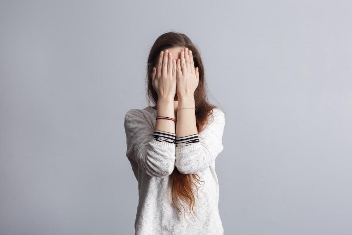 آدم خجالتی و کم رویی هستی و اذیتی از این موضوع؟ | بیا اینجا تا بگم چطوری از این حس خلاص شی