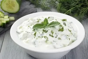 این خوراکی منبع غنی کلسیم، پتاسیم، ویتامین آ ، ویتامین ب ۲ ، ویتامین ب ۱۲ و فسفر است