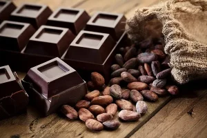 این ماده در شکلات تلخ از لخته شدن خون جلوگیری، فشار خون را کاهش، بینایی را بهتر می کند