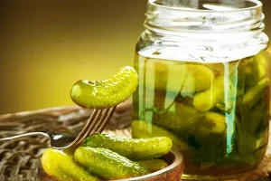 با این روش خیارشور نگهداری کنی تا مدت ها خیارشورت بدون اینکه کپک بزنه واست می مونه