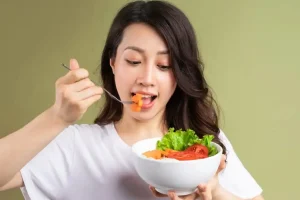 این مدل غذاخوردن شما را پیر و زشت می کند!