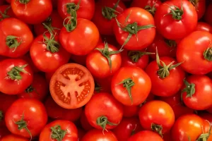 گوجه رو اینطوری نگه داری تا مدت ها گوجه تازه و خوشمزه تو یخچال داری