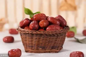 این میوه پادشاه همزمان یبوست ، قند خون ، چاقی، ریزش مو ، غلظت خون و بیماری کلیه را درمان می کند