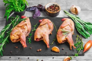 گوشت این پرنده سرشار از نیاسین، فسفر، کلسیم ،مس، تیامین، ریبوفلاوین، ویتامین B6، روی، آهن و سلنیوم است