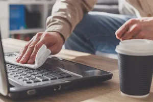 تمیز کردن کیبورد به راحت ترین روش | با این ترفند جادویی کیبورد کثیف بده نو تحویل بگیر