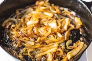 با این ترفند پیاز داغتو فریز کنی هر بار برداری انگار تازه سرخش کردی + طرز تهیه پیاز داغ کاراملی