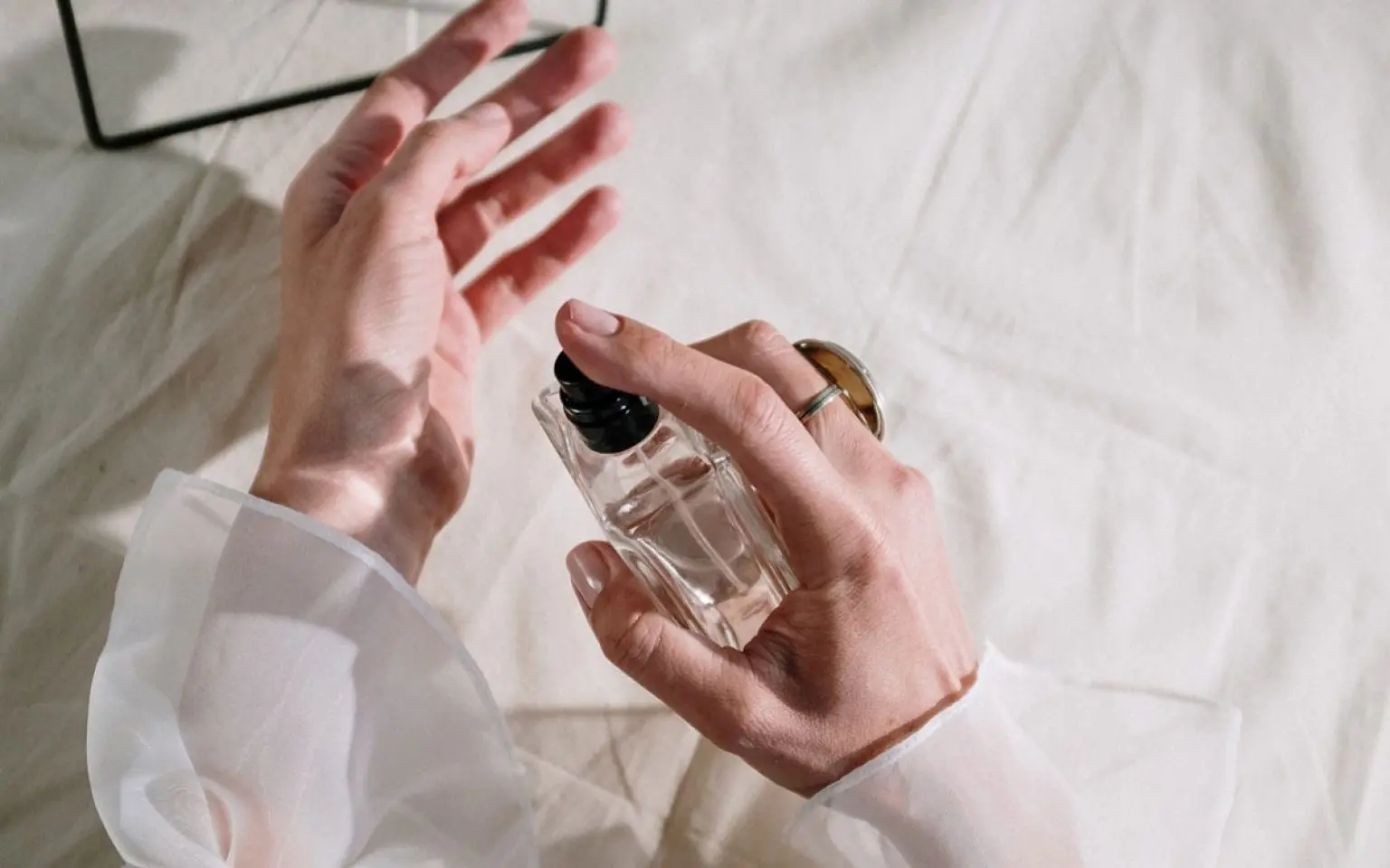 لکه عطر موند رو لباست؟ | روش صحیح پاک کردن لکه عطر از روی انواع پارچه ها و فرش