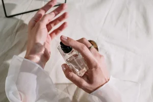 ترفند پاک کردن لکه عطر از روی انواع پارچه ها | سه سوته لکه عطر رو از روی هر نوع پارچه ای از بین ببر